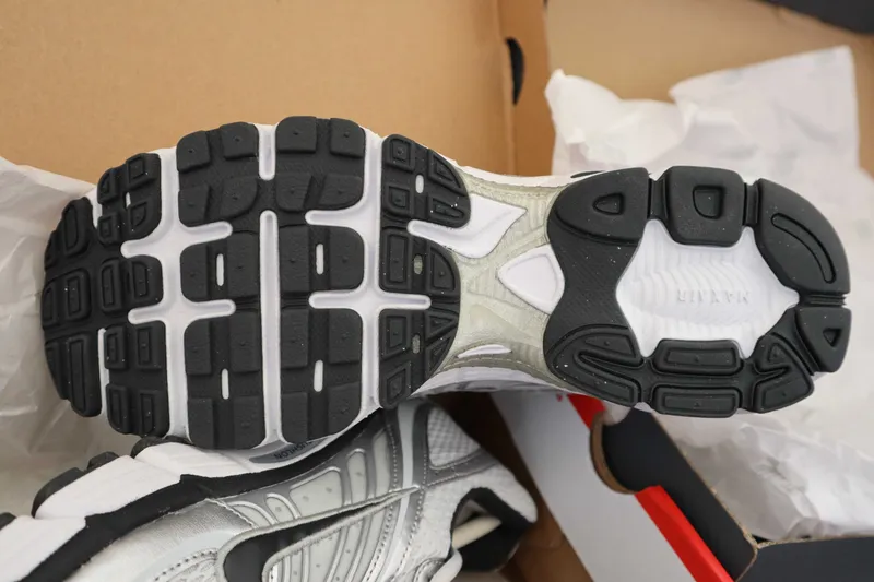 Мужские кроссовки Nike Air Max Moto 2K EUR 42.5 оригинал 7 Мужские кроссовки Nike Air Max Moto 2K EUR 42.5 оригинал 7