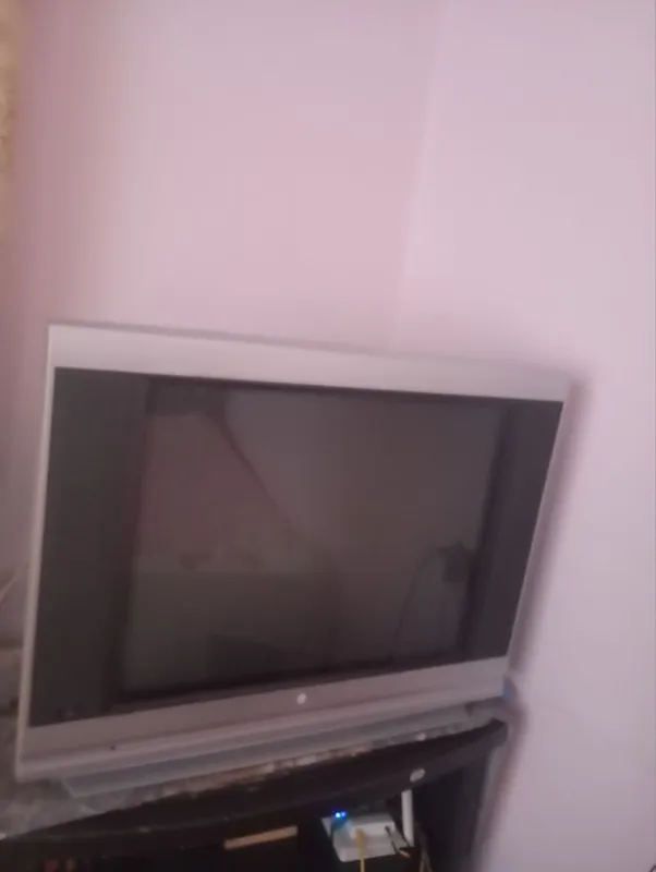 Televizor LG katta ekranli ishlashi koʻrsatishi zoʻr,antenna va 3 tali — фото 2