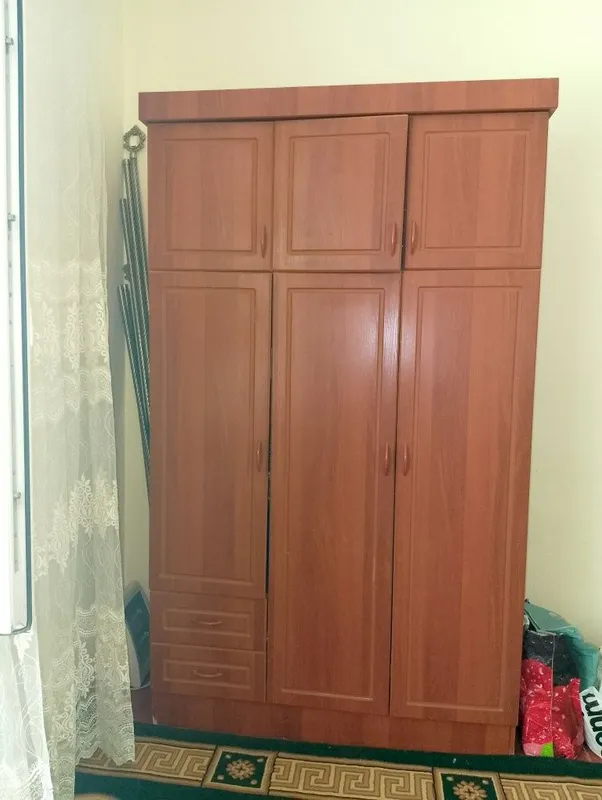 Шкаф и односпальные кровати