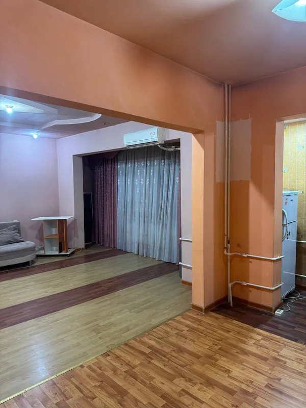 Parkentda alohida kirish joyiga ega, chekka bo‘lmagan, o‘rtacha holatdagi keng 2 xonali kvartira sotiladi 3