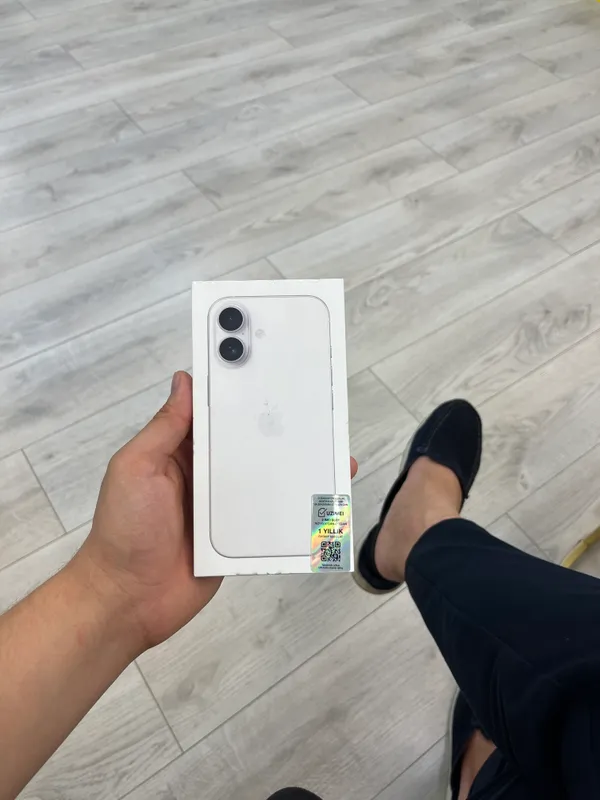 Iphone 17 rangi oq ochilmagan 900$ sotiladi