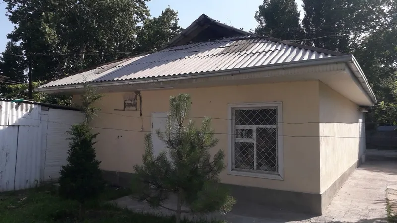 Нотурар бино сотилади