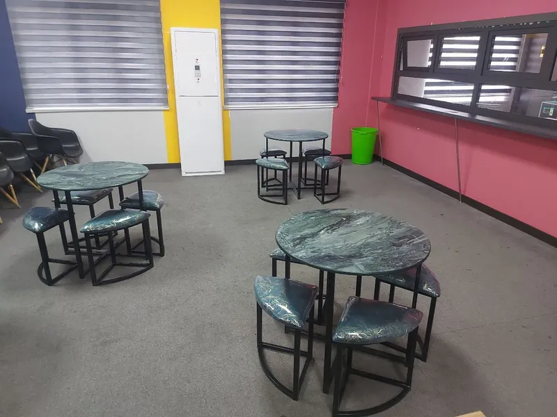 Taburetka va stol uyingiz uchun xicham va qulay 2