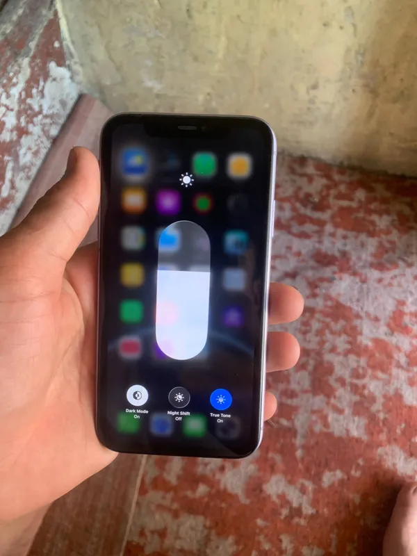 Iphone11 holati 10/9.8 ekranda sal chigi bor 83% 7