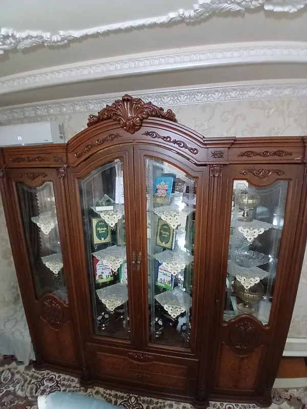 сервант срочно продаётся 2 сервант срочно продаётся 2