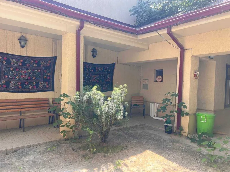 м.Х.Алимжана офис УЦ 2-этажа 554 м² 7-8 кабинетов 4 с/у двор 2-линия — фото 1