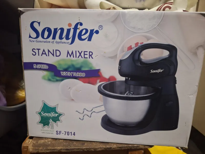 Миксер от фирмы Sonifer. Работает идеально.