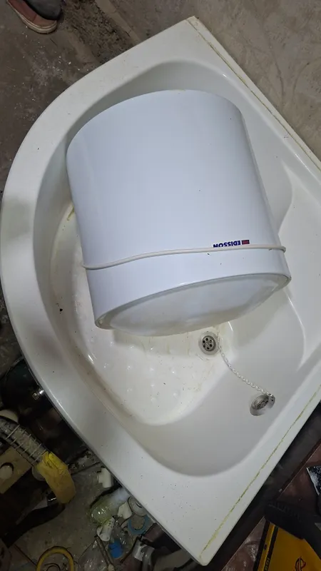 Продаются ванна и Ariston 1