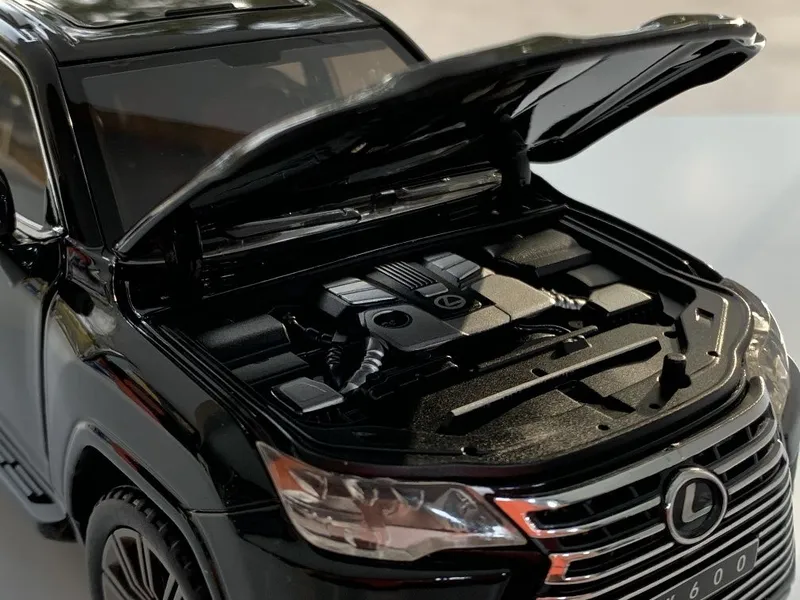 Modelka Lexus LX 600 1:24 5