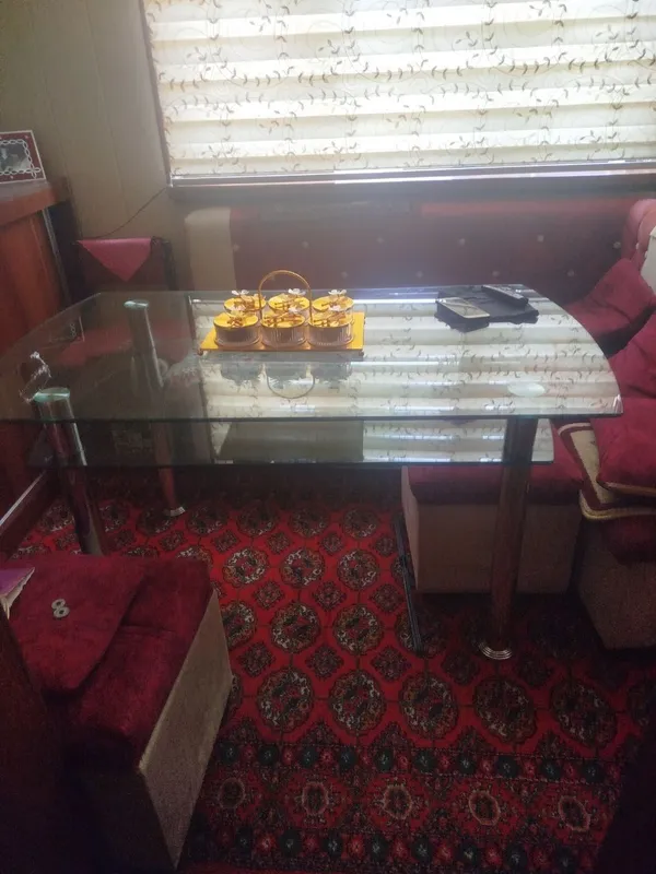 Mehmonxona va zal uchun katta shisha stol 1 Mehmonxona va zal uchun katta shisha stol 1