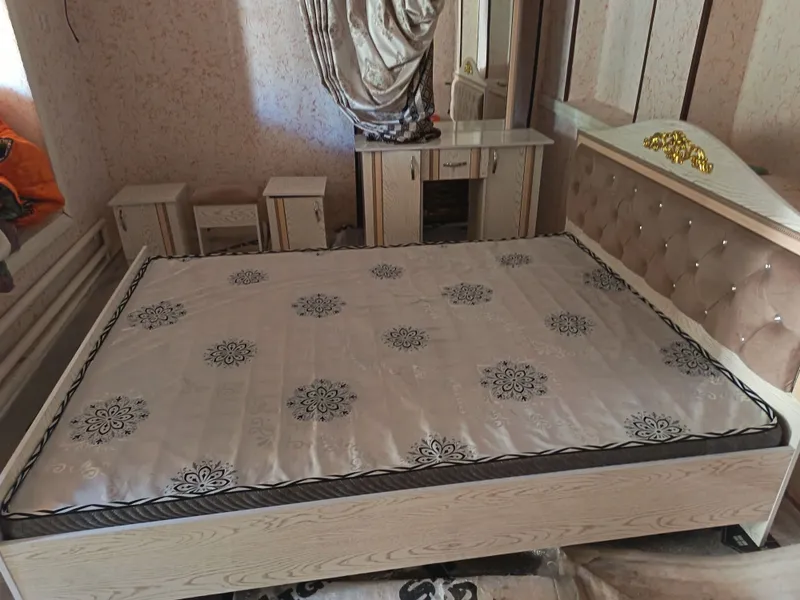 Mebel pachti yangi olib kelib o'rnatilgan holda turibdi
