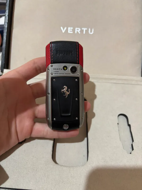 Кнопочный телефон Vertu Ferrari limited edition