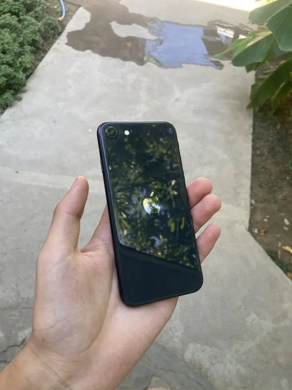 iPhone SE дешево 1