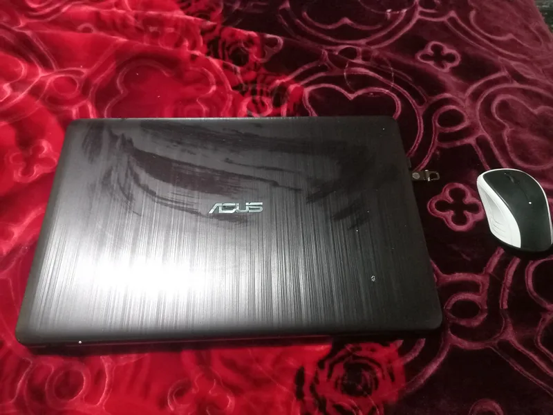 Noutbuk asus vivobuk bir qul ishlatilgan holati zor 3 Noutbuk asus vivobuk bir qul ishlatilgan holati zor 3