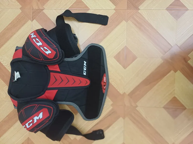 Хоккейный нагрудник,в идеальном состоянии CCM JR