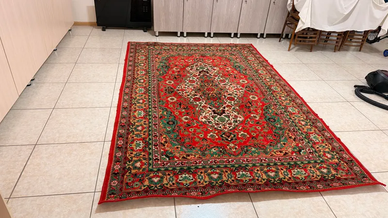 Продаётся ковёр 2*3 2