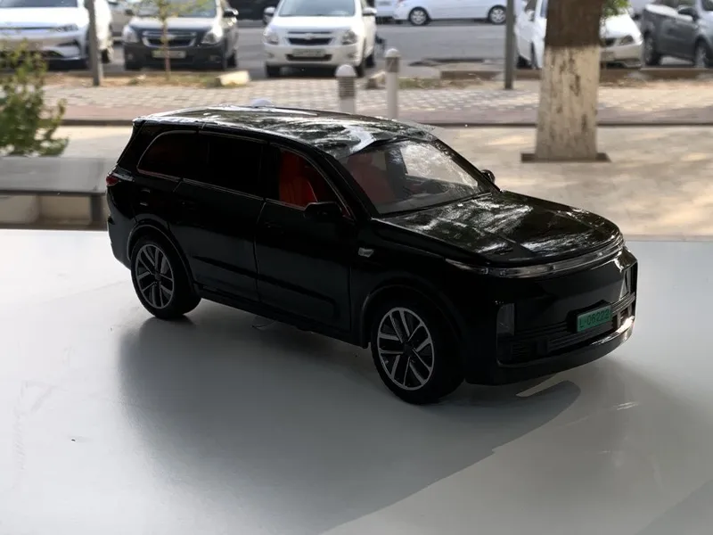 Modelka Lixiang 9 1:24 3