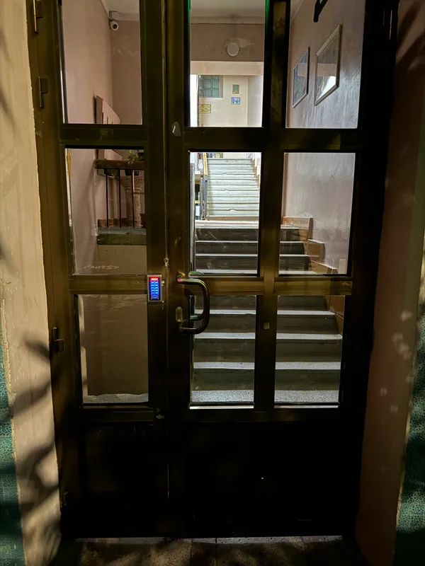 podʼyezd uchun alyuminiy eshik sotaman 1