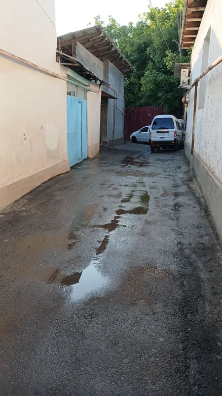 uy sotiladi 2/7 sotik 6 xona kanalizatsiya bor