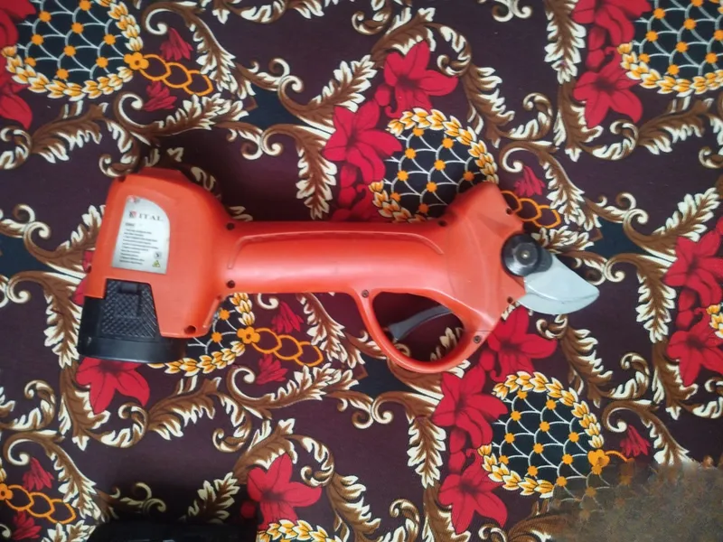 ITAL elektr sekator 3 ta akkumulyator bilan 5 ITAL elektr sekator 3 ta akkumulyator bilan 5