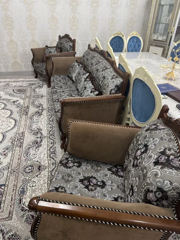 Мягкий мебель из орехового дерева. — фото 1