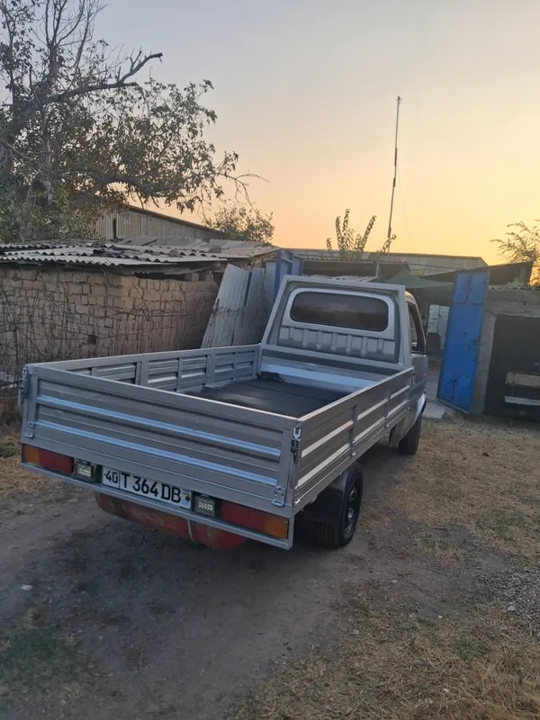 Dongfeng uchrab turadi 5