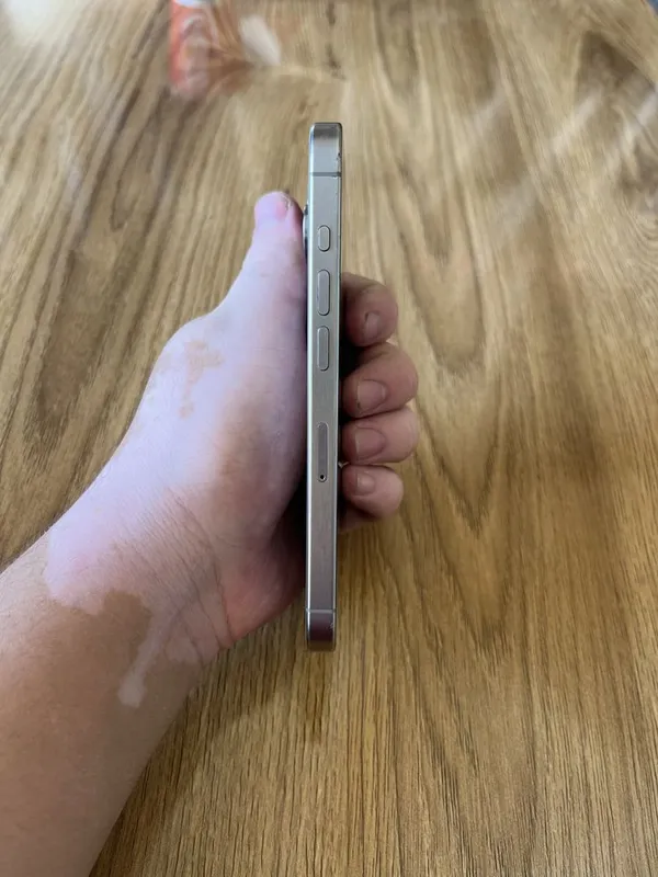 Iphone 15 pro titanium 3