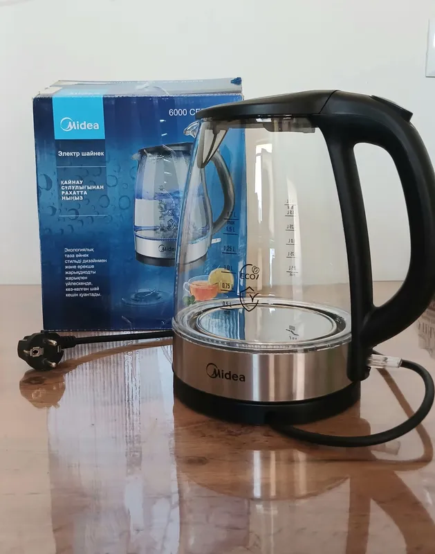 Чайник электрический Midea с подсветкой 1 Чайник электрический Midea с подсветкой 1
