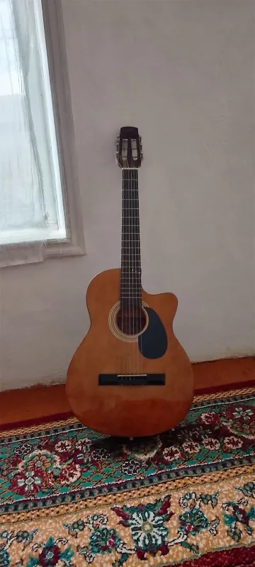 Srochno Gitara sotiladi