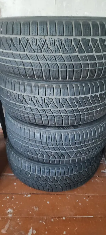 Продам зимние шины 235/55/19 2 Продам зимние шины 235/55/19 2