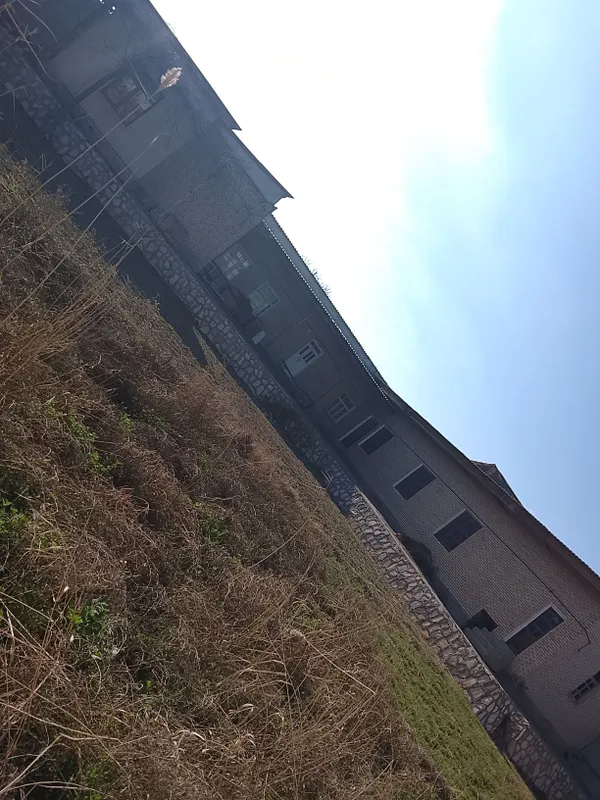 15 sotixli 8 ta xonasi bor uchastka tez va arzon narxda sotiladi