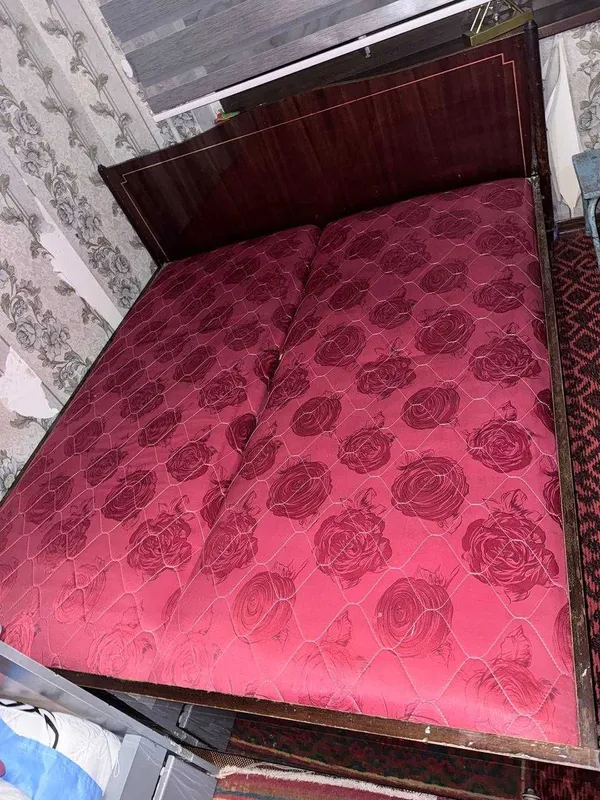 Продам шифоньер, кровать, сервант и 2 тумбочки из одного гарнитура — фото 3
