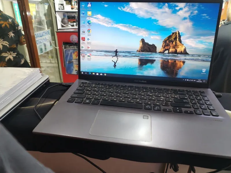 Noutbuk sotiladi Asus ryzen 3