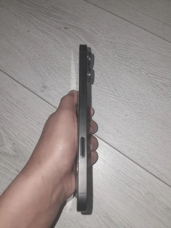 Состояние отличное iPhone 16 Pro Max, экран-копия, сенсор не работает 4 Состояние отличное iPhone 16 Pro Max, экран-копия, сенсор не работает 4