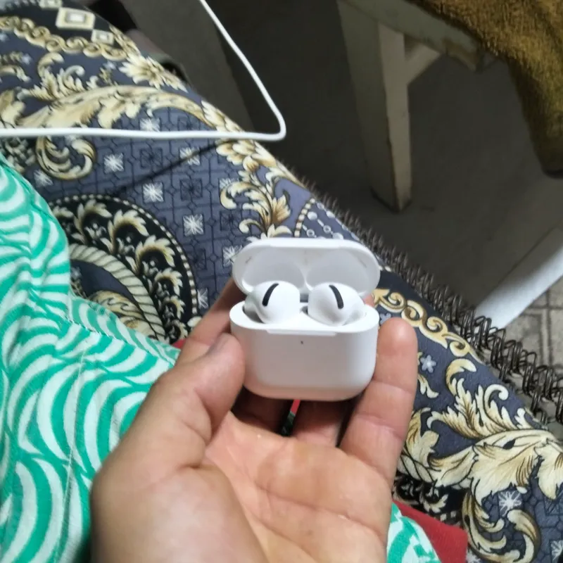 Планшет с AirPods 5