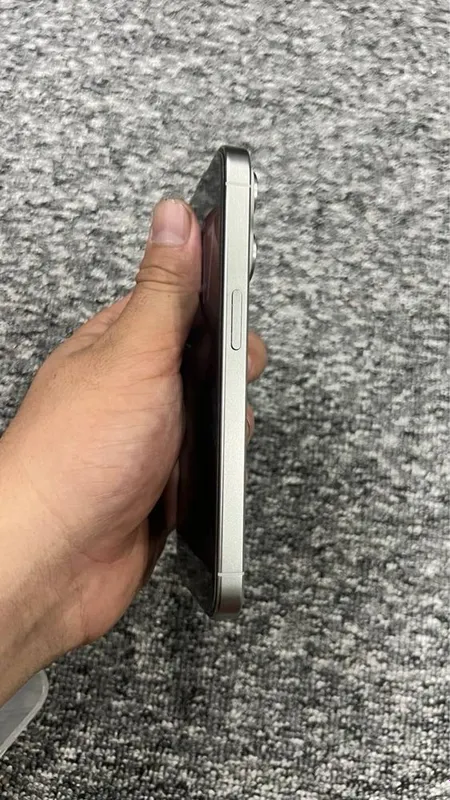 Iphone 15 pro white 2