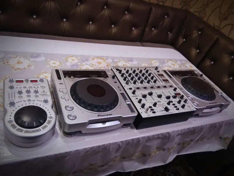 Pioneer CDJ-800mk2 + Behringer DJX-700 + Behringer DFX-69