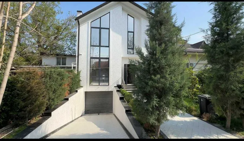 Продаётся новый дом на участке 2,8 сотых в М-Улугбекском районе.