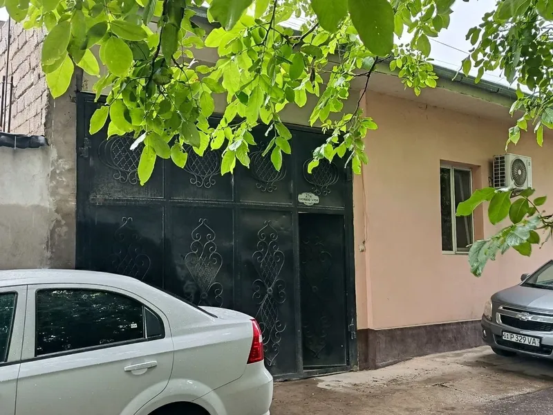 Hovli sotiladi 12 sotik. Ippodromga yaqin joydan