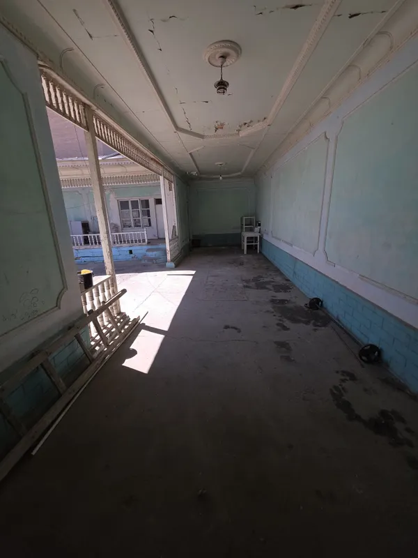 Uy sotiladi 3,7 sotix eski shaxar chorsu bozoriga yaqin joydan 3