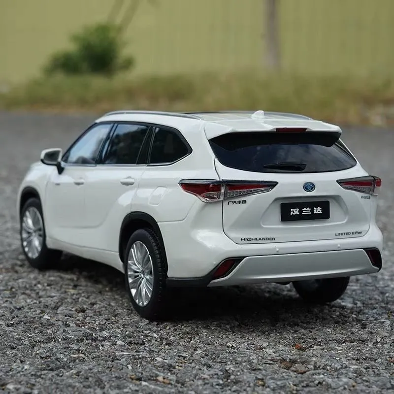 Toyota higlander hybrid 1:18 modeli birga bir(o’yinchoq) — фото 1