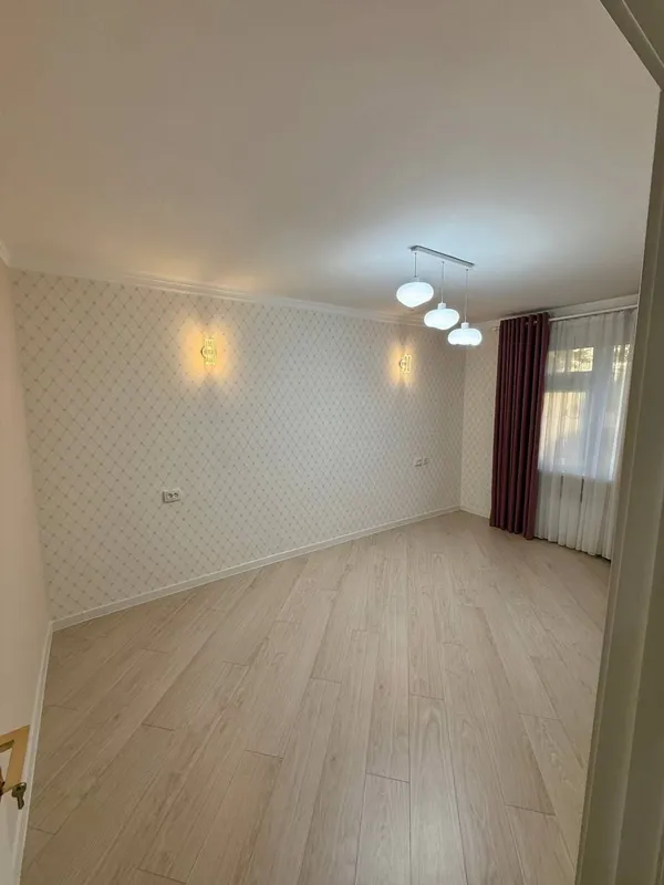 Eko bozori yonida 3 xonali kvartira sotiladi 5