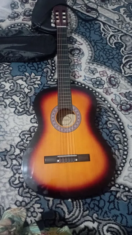 Gitara Acustika