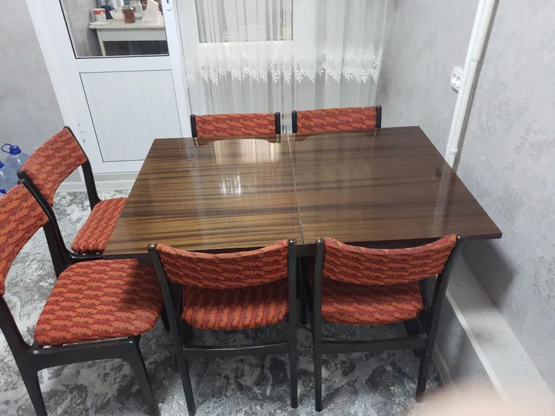 Kengaytiriladigan stol va 6 ta stul sotiladi 2