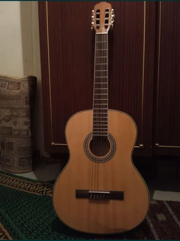 Klassik gitara sotiladi 1 Klassik gitara sotiladi 1