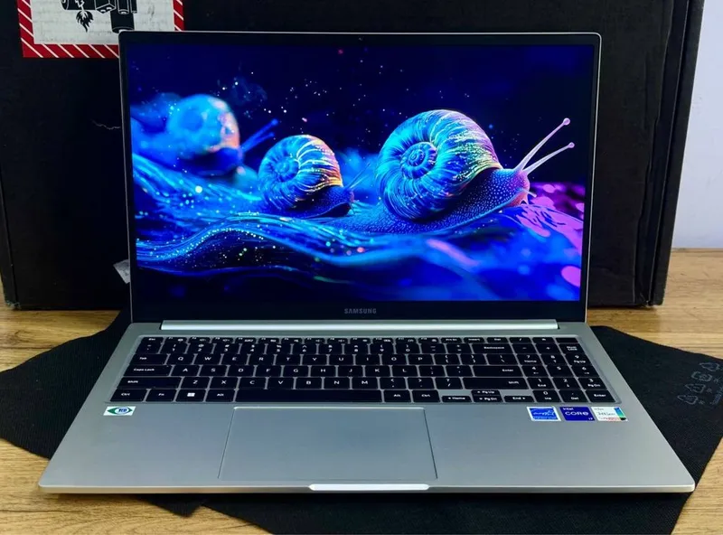 SAMSUNG gAlAxY BOOK NP754XFG exclusive modellardan BIRI 1 SAMSUNG gAlAxY BOOK NP754XFG exclusive modellardan BIRI 1