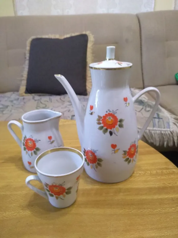 Кофейник, молочник и 5 чашек