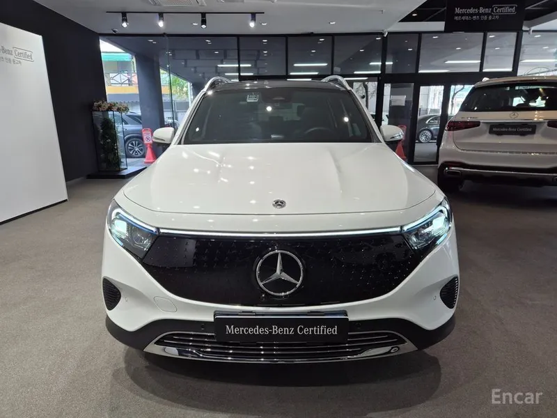 Mercedes-Benz EQB 300 2