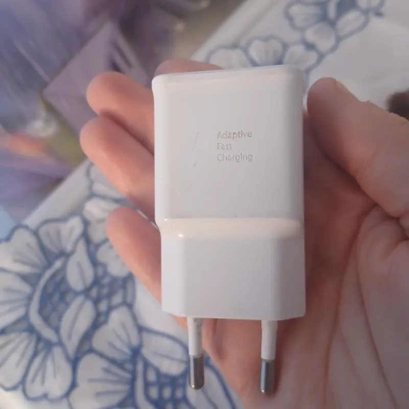 Sifati yahshi Adaptor tezda Sotiladi.
