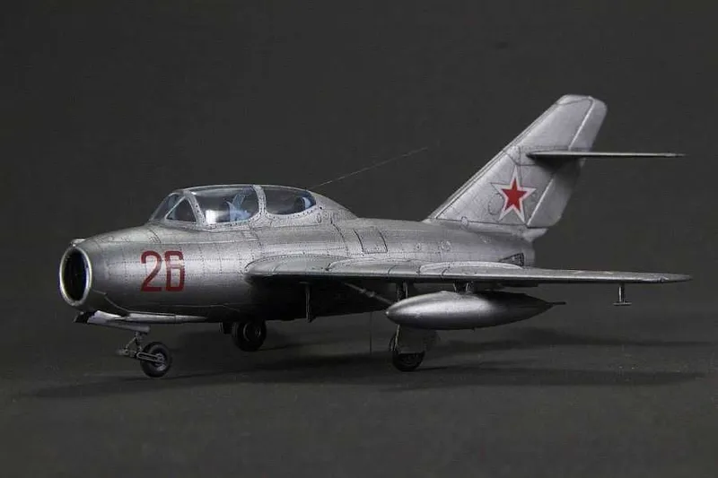 Сборная модель Реактивный Истребитель МИГ-15 УТИ в масштабе 1:72 — фото 1